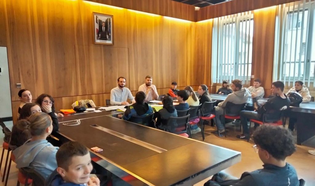 Photo du Conseil Municipal des jeunes et du Bureau des Jeunes.
