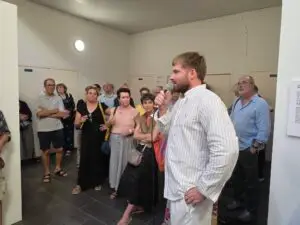 Jonathan Auzel lors de l'ouverture de l'exposition photo à Arles