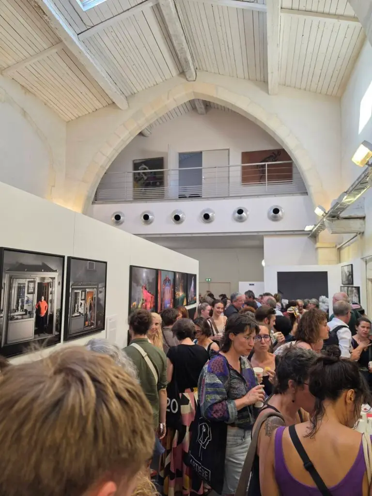 Public lors de l'exposition photo à Arles