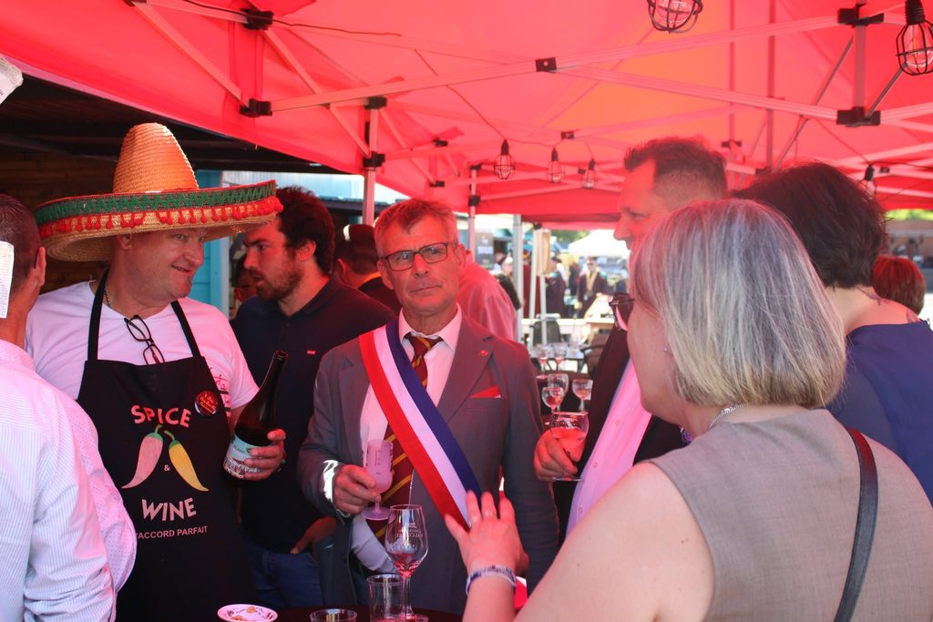 Le Maire Philippe Comte visite les stands