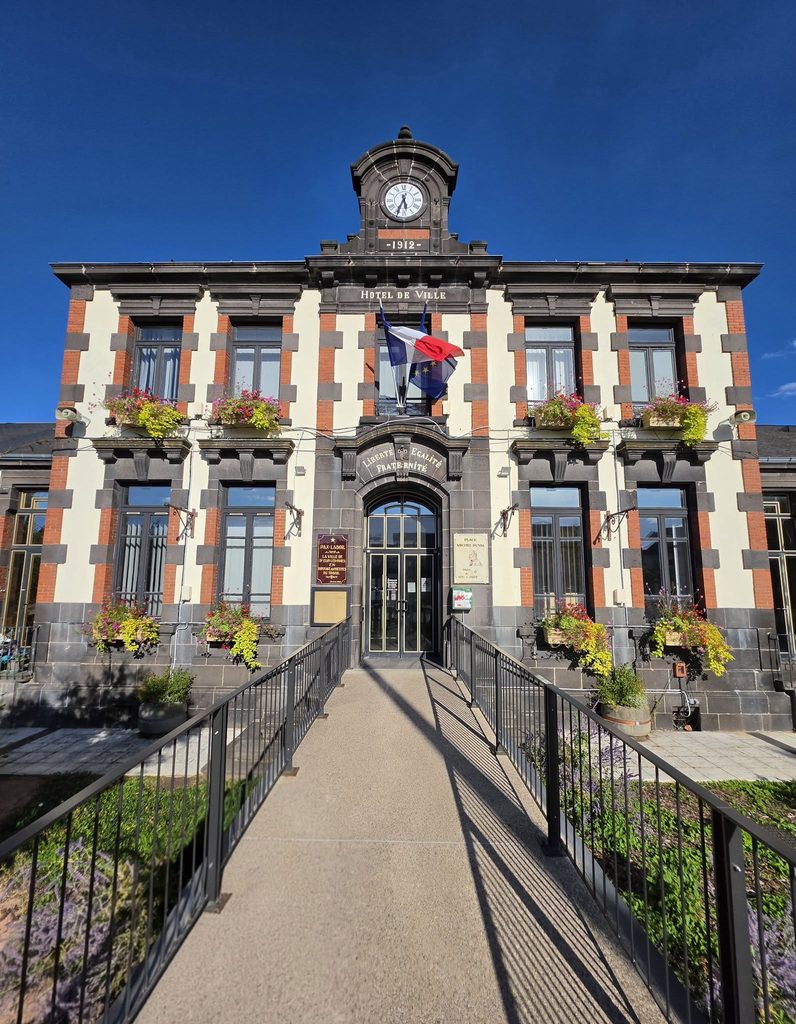 Façade de la Mairie de Saint Eloy les Minesde 
